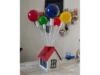 Spielzeughaus mit bunten Ballons