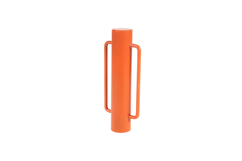 Eine orangefarbene, manuelle Pfahlramme.