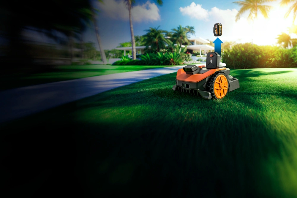 Ein Akku wird aus einem Landroid Mähroboter entfernt