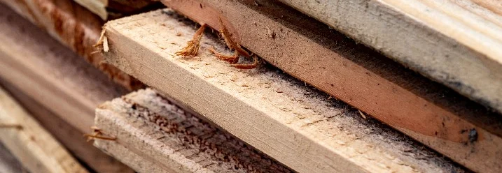 Stapel von unbehandelten Holzbrettern
