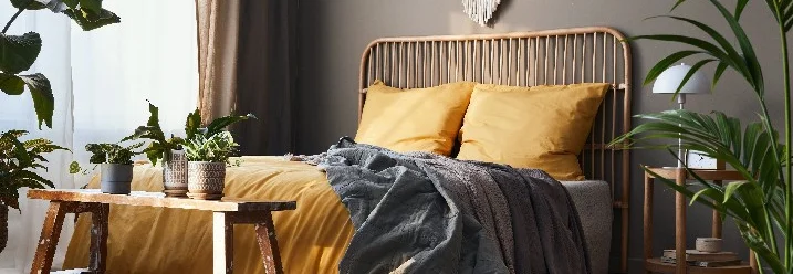 Ein gemütliches Schlafzimmer mit einem Bett und Pflanzen.