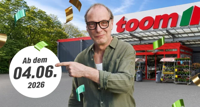 Mensch mit Brille vor einem Baumarkt zeigt auf ein Datum.