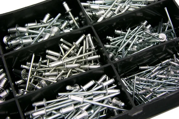 Sortimentskasten mit Blindnieten