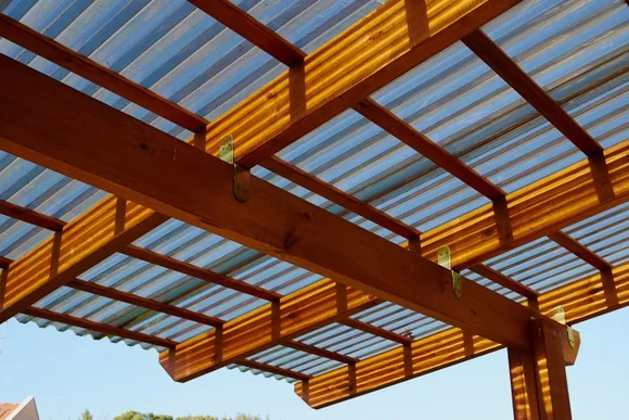 Holzkonstruktion eines Terrassendachs