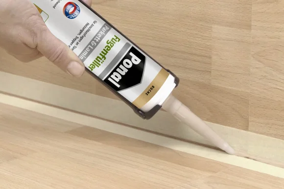 Kartusche mit Dichtmittel wird aufgetragen