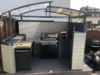 Außenküche mit Gasgrill unter einem Terrassendach