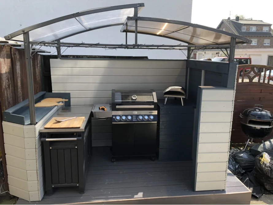 Außenküche mit Gasgrill unter einem Terrassendach