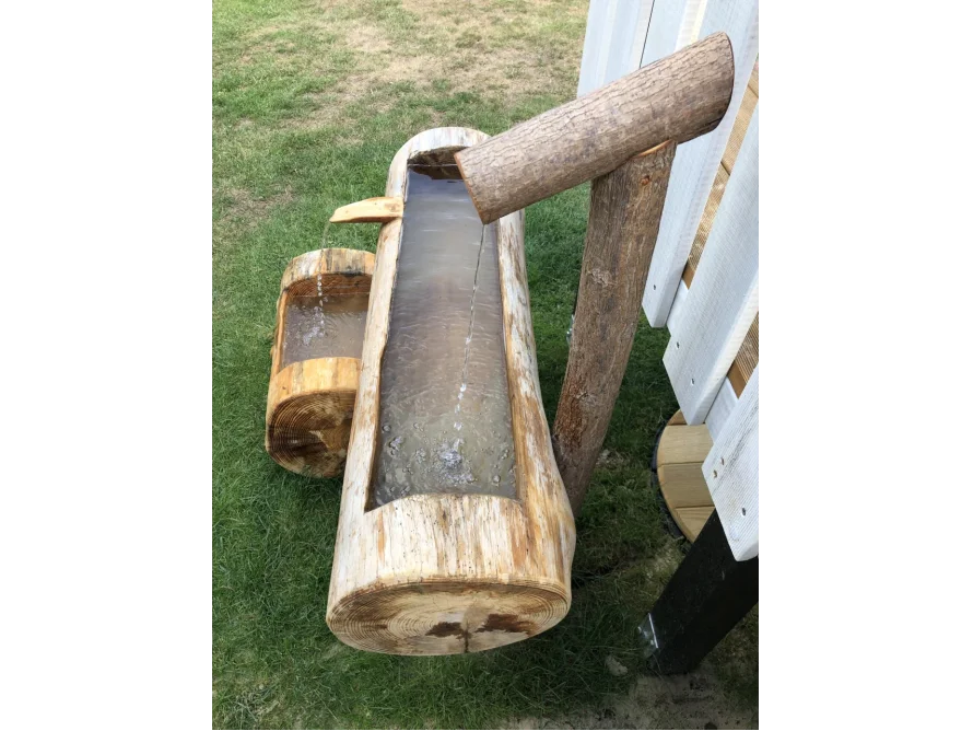 Rustikales Vogelbad aus Baumstamm