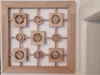 Holzkunst an einer Wand