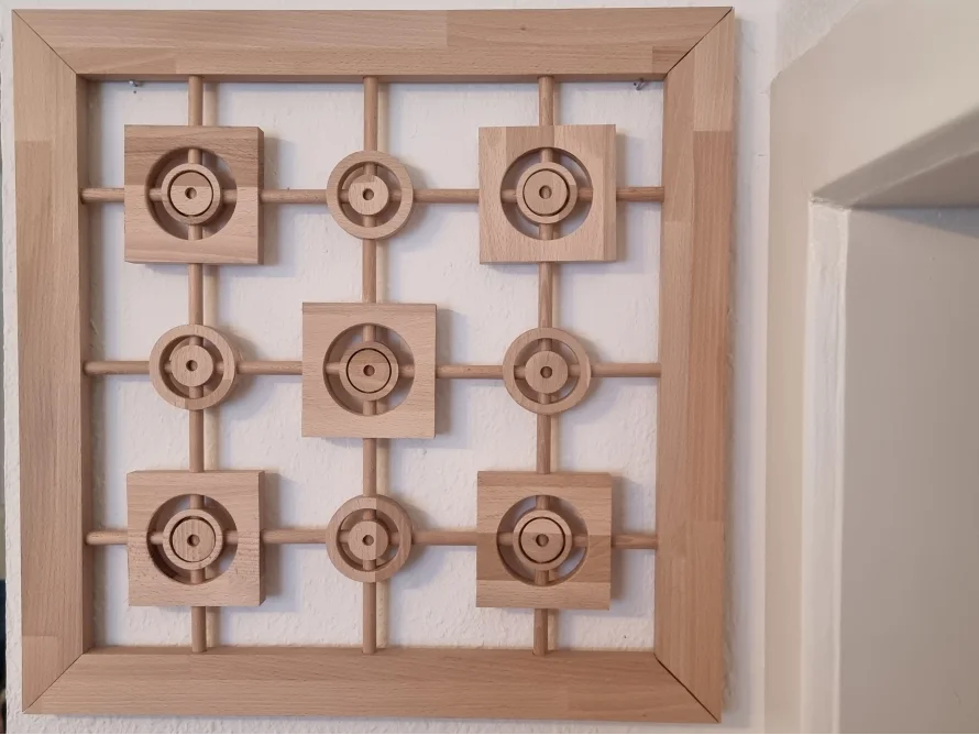 Holzkunst an einer Wand