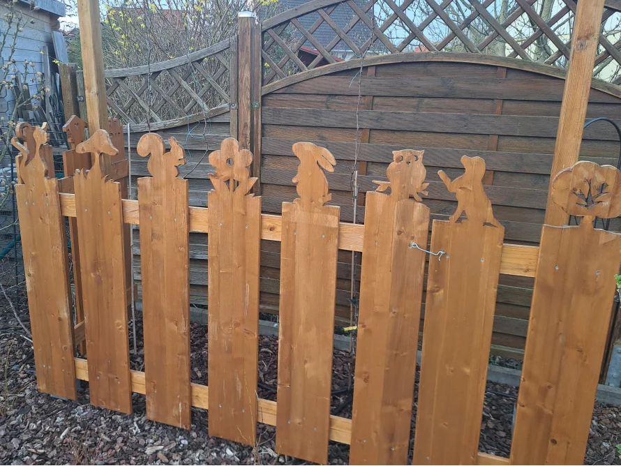 Holzzaun mit Tier-Silhouetten