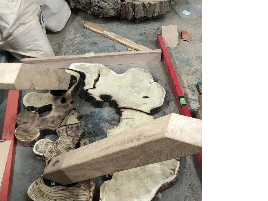 Holzbalken und Tischplatte auf Boden