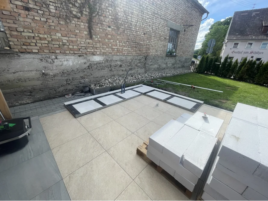 Terrasse mit Fliesen und Steinen