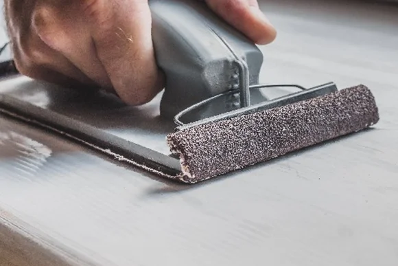 Hand schleift Holzfläche