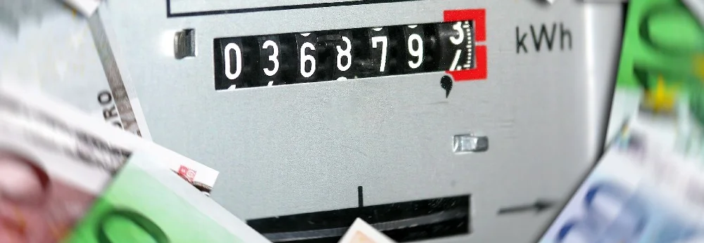 Stromzähler mit Geldscheinen