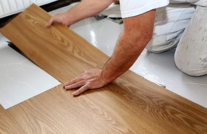 Person verlegt Vinylboden