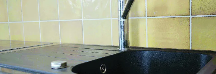 Schwarze Spüle mit Wasserhahn