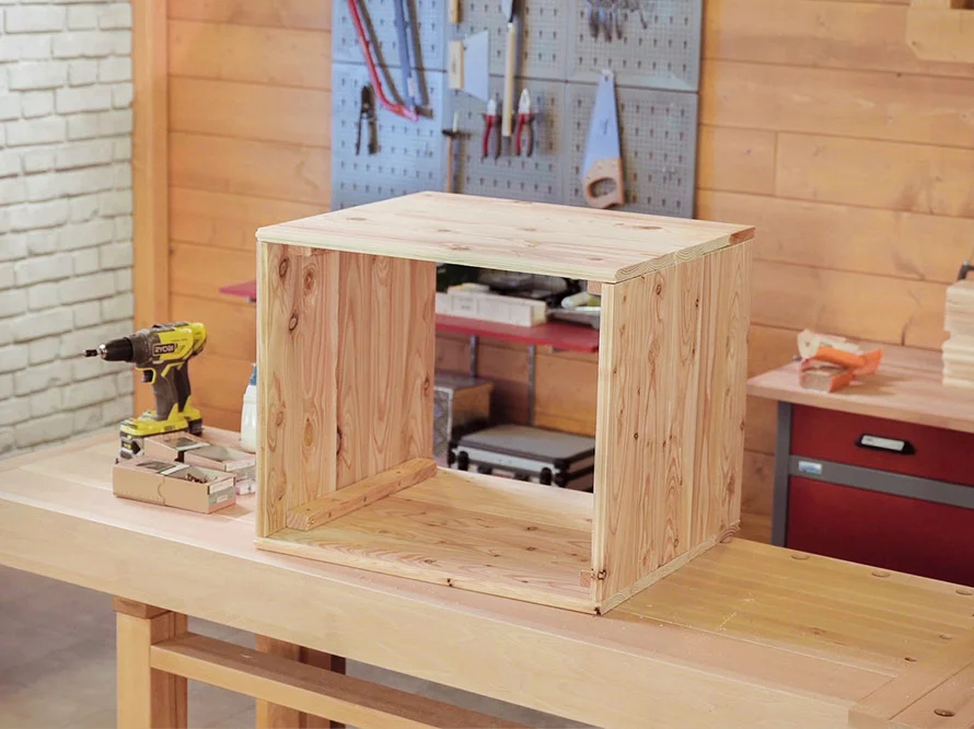 Holzgerüst auf Werkbank