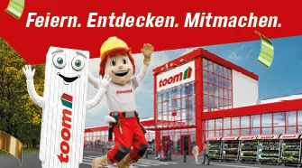 Zwei Maskottchen feiern vor einem Baumarkt.