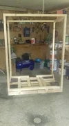 Ein großes Holzgestell im Bau in einer Werkstatt.