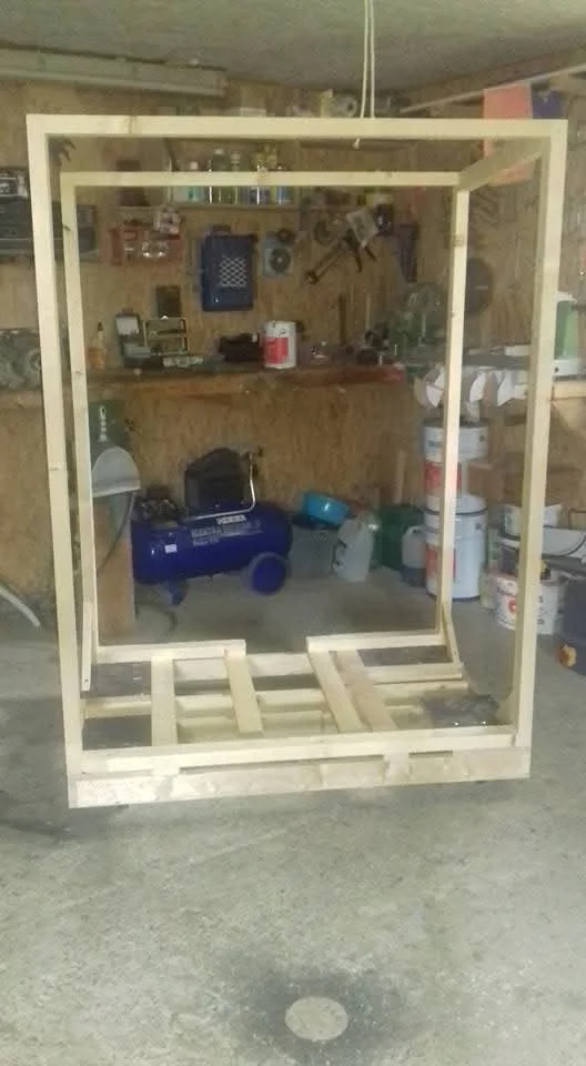 Ein großes Holzgestell im Bau in einer Werkstatt.