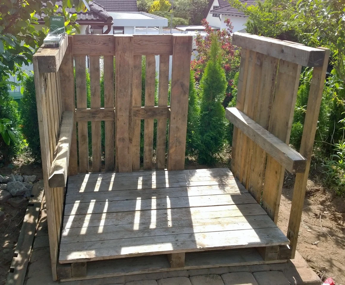 Grundgerüst eines Gartenhauses aus Paletten