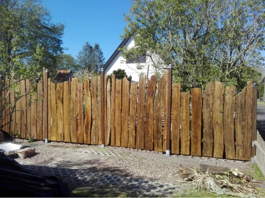 Holzzaun mit welliger Oberkante