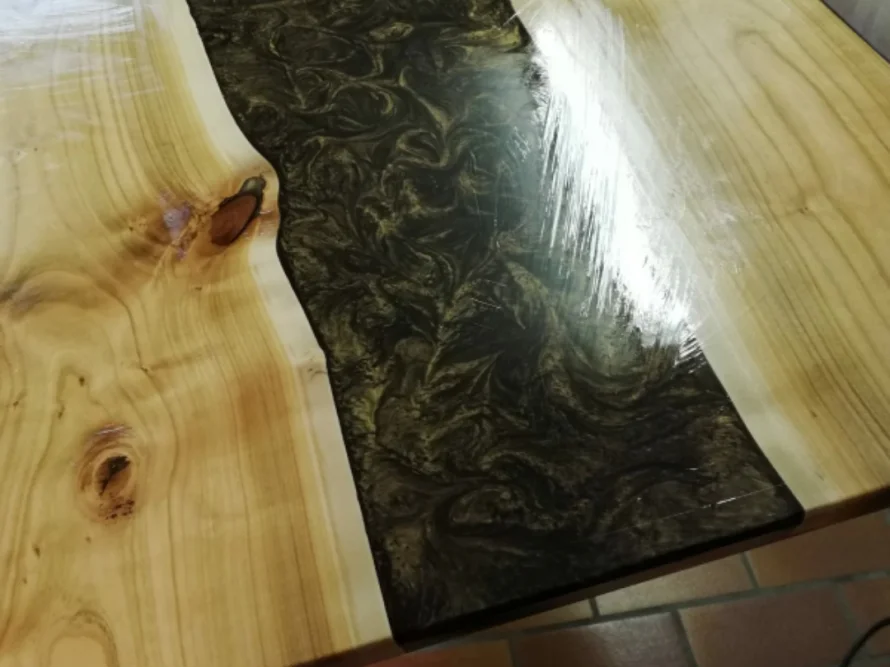 Tischplatte aus Holz mit schwarzem Einsatz