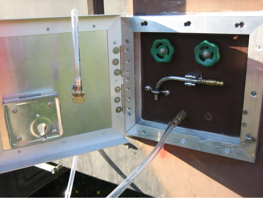 Gasanlage mit Rohren und Ventilen.