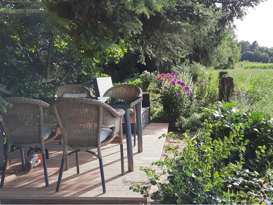 Sitzecke auf Terrasse im Garten