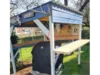 Gartenbar mit Grill im Garten