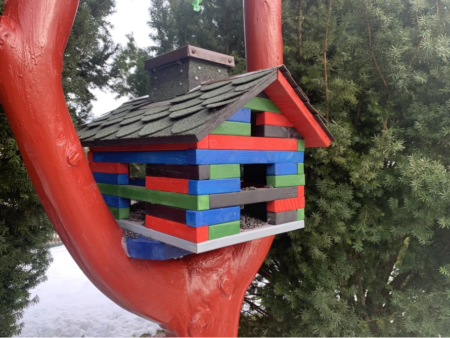 Buntes Vogelhaus an Baum