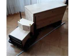 Spielzeuglastwagen aus Holz mit Zollstock