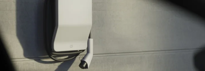 E-Auto-Ladestation an einer Wand