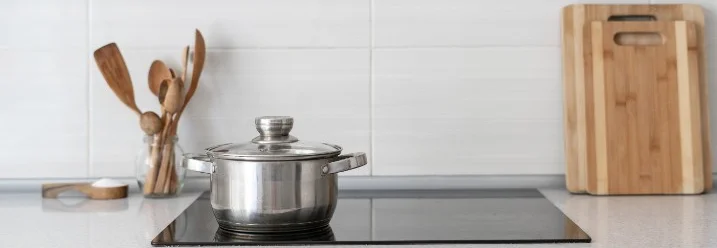 Ein Topf auf einem Herd in einer Küche