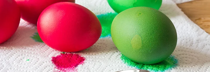 Rote und grüne Ostereier und ein Löffel