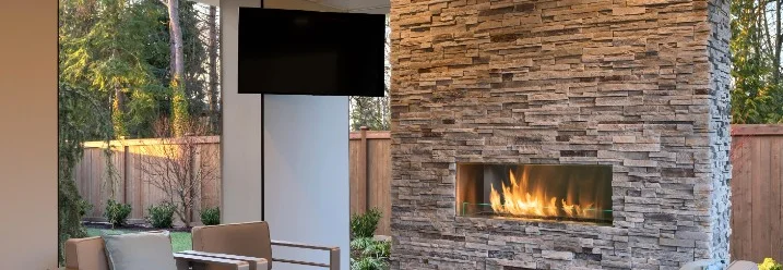 Gemütliche Sitzecke im Garten mit Kamin.