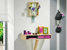 Ein schwebender Schreibtisch mit Dekorationen