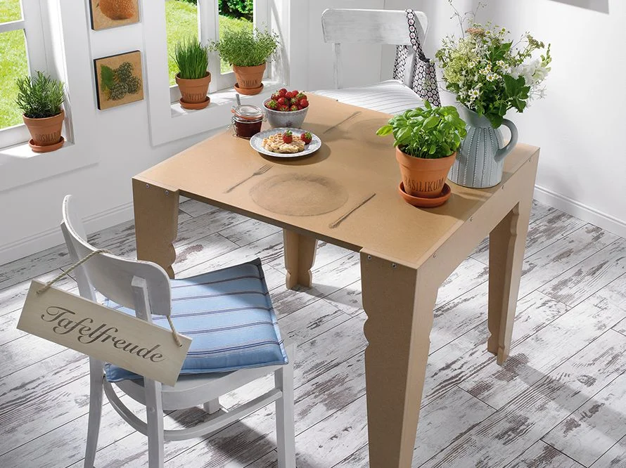 Tisch mit Küchenutensilien und Topfpflanzen