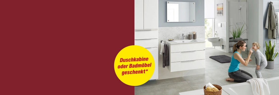 Ein Mensch und ein Kind spielen in einem modern eingerichteten Badezimmer.