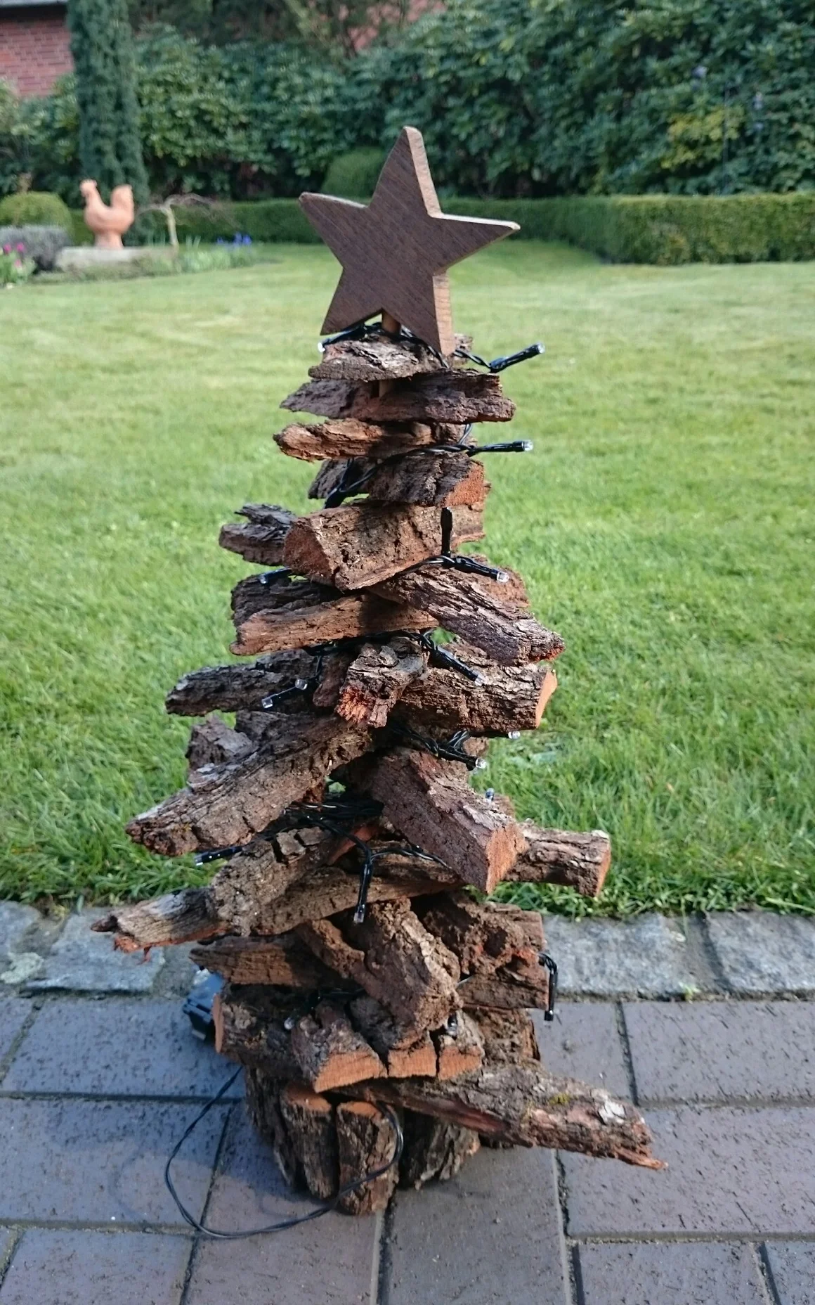 Weihnachtsbaum aus Holz mit Lichterkette