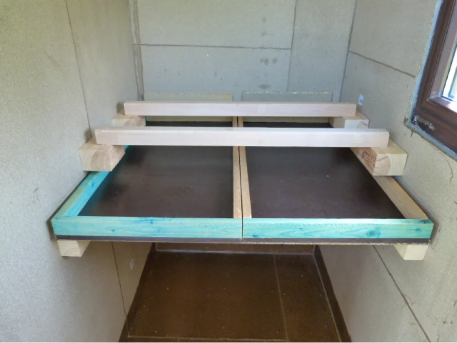 Holzkonstruktion an Wand