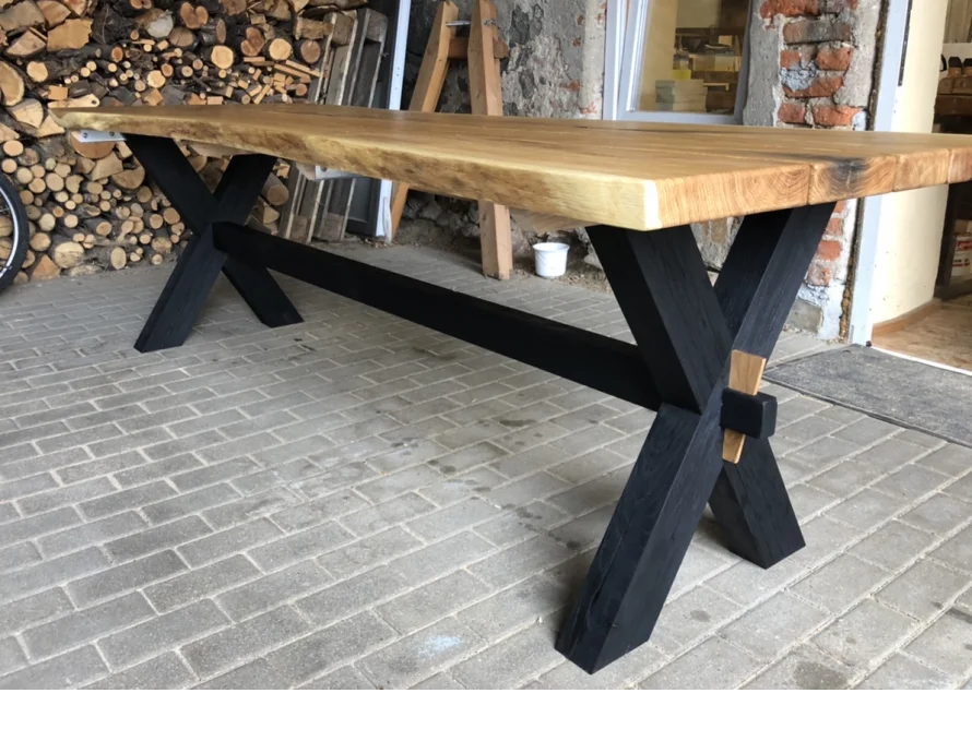 Holztisch mit schwarzem Kreuzgestell