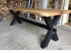 Holztisch mit schwarzem Kreuzgestell