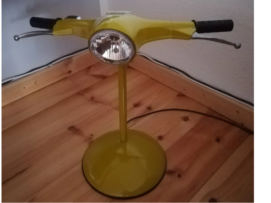 Gelbe Lampe im Design eines Motorrollers