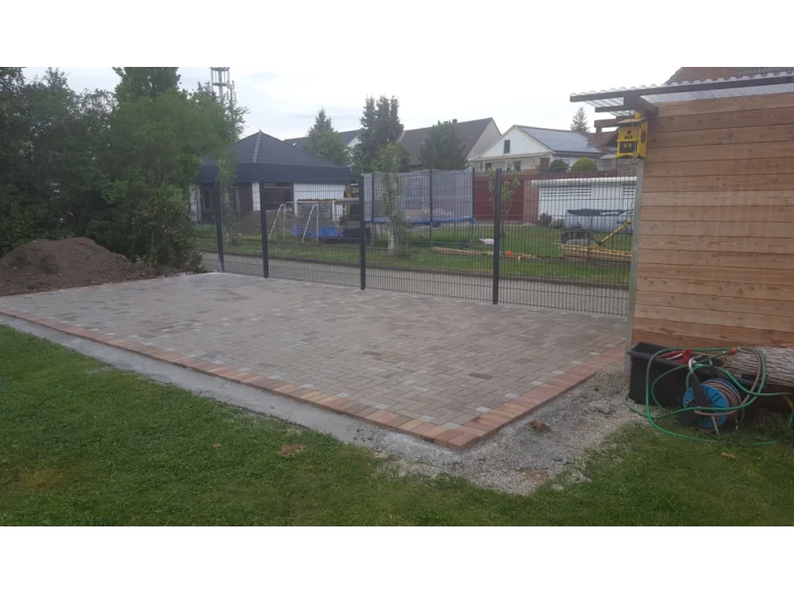 Gepflasterte Fläche im Garten