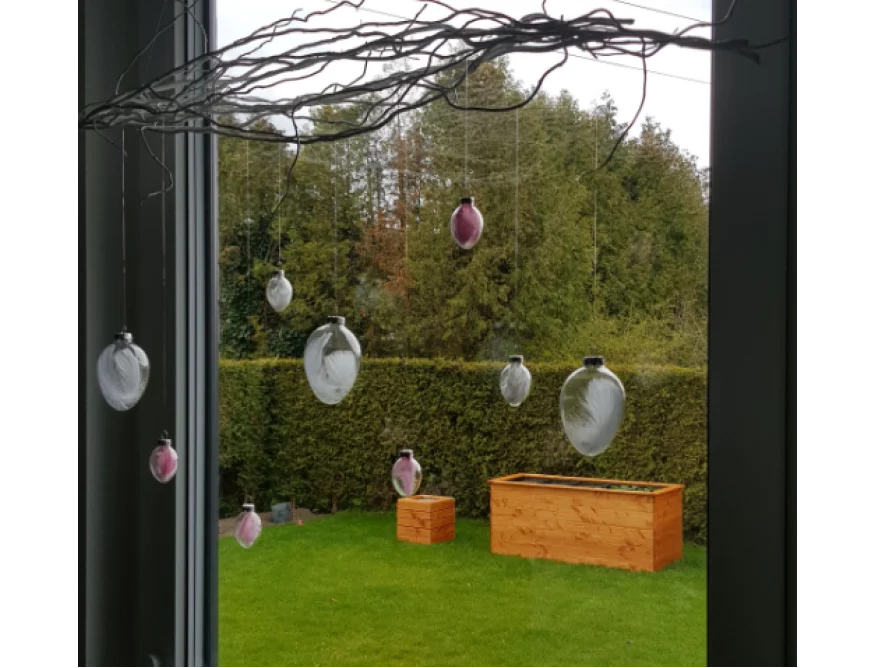 Fensterdeko mit Blick in den Garten
