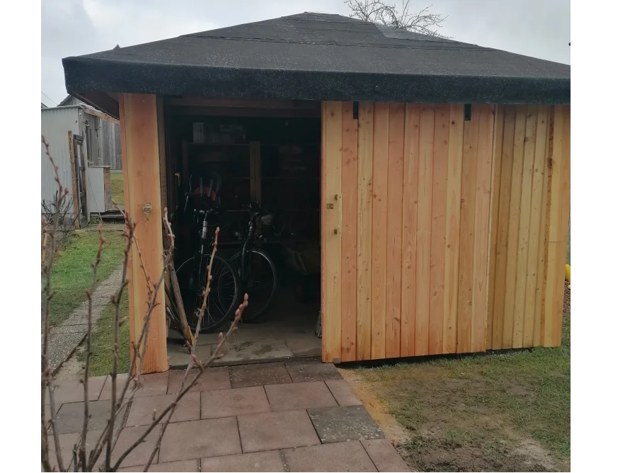 Holzschuppen im Garten