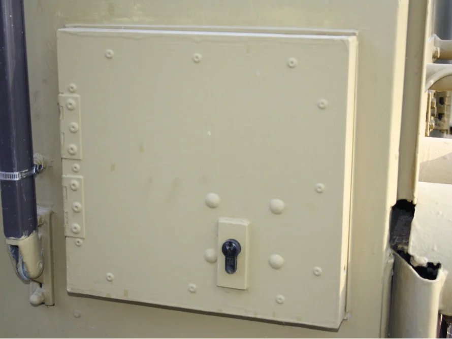 Beige Metallklappe mit Schloss