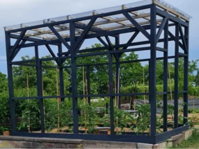 Holzgerüst eines Gewächshauses